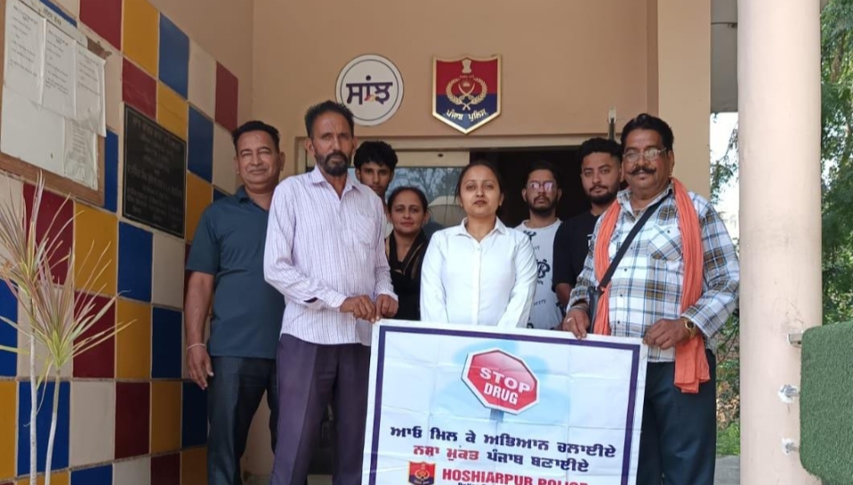 Lady constable Anjali Devi posted at Sanjh Kendra Mahilpur made people aware to stay away from drugs.
